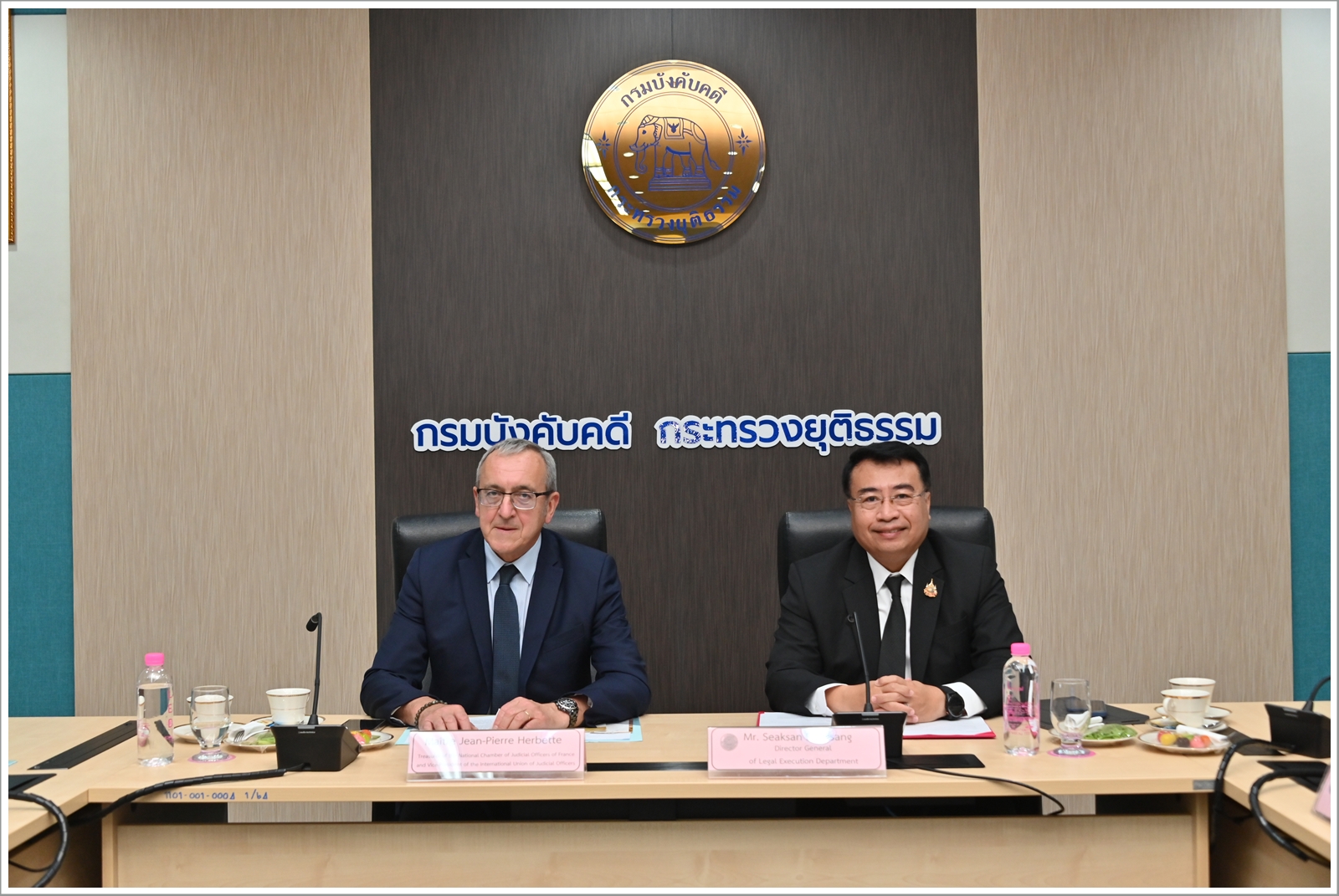 กรมบังคับคดีให้การต้อนรับ Maitre Jean-Pierre Herbette เหรัญญิกสภาเจ้าพนักงานบังคับคดีแห่งชาติฝรั่งเศส และรองประธานสภาเจ้าพนักงานบังคับคดีระหว่างประเทศ และMr. Robert Cicuto ประธานสภาเจ้าพนักงานฯ
